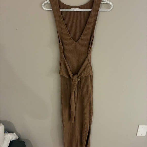 Good American Belted Body Dress in Taupe - Picture 4 of 7